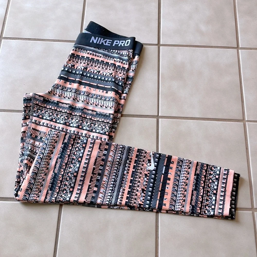 Nike Pro Women's Printed Training Leggings - Peach/Black